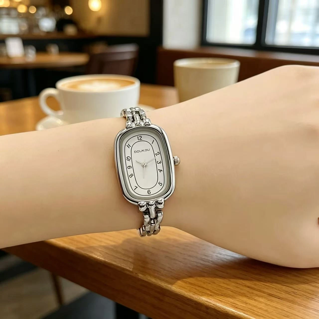 New oval shaped women's watch, women's watch bracelet watch, student compact high-end watch, quartz watch