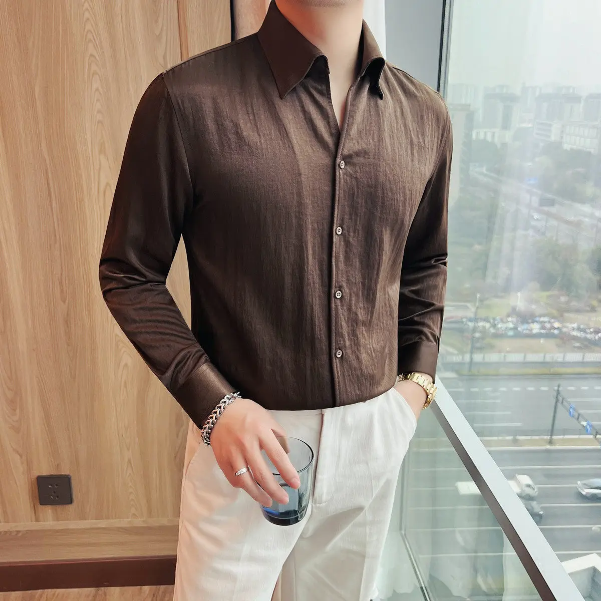 

Мужская приталенная рубашка с длинным рукавом и отложным воротником премиум-класса: деловой повседневный стиль, приталенный крой