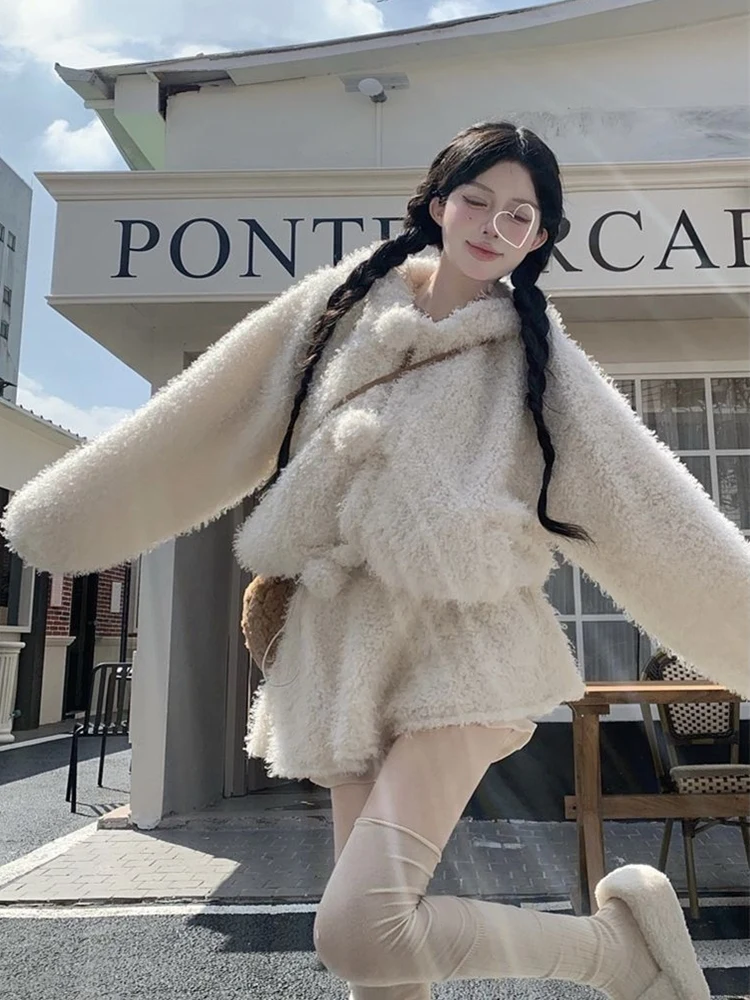 

Очаровательный комплект для девочек: куртка из искусственного меха и короткая юбка с высокой талией – модный, теплый и уютный осенне-зимний наряд