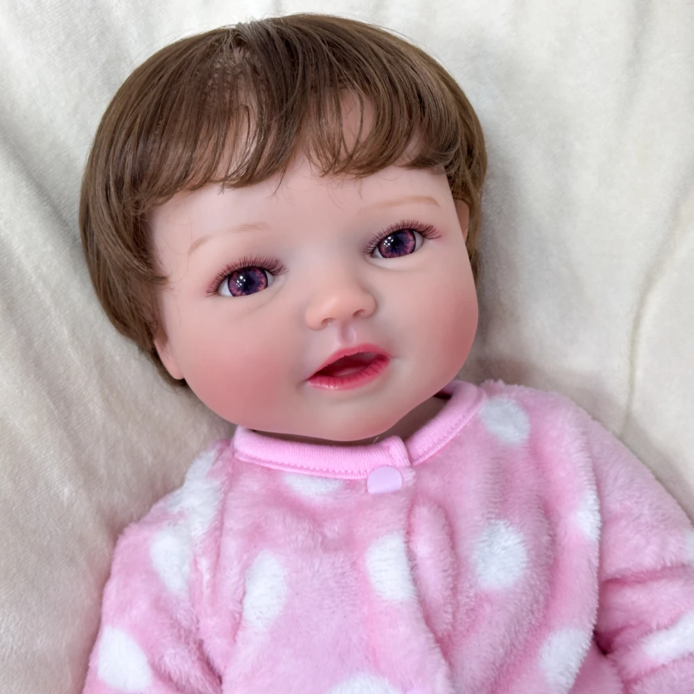 دمية أطفال من الفينيل ريبورن مقاس 18 بوصة، زي وردي قطيفة، تعبير لطيف، عيون رائعة، جسم قابل للتمرين، شعر متجذر يدويًا، صندوق ألوان