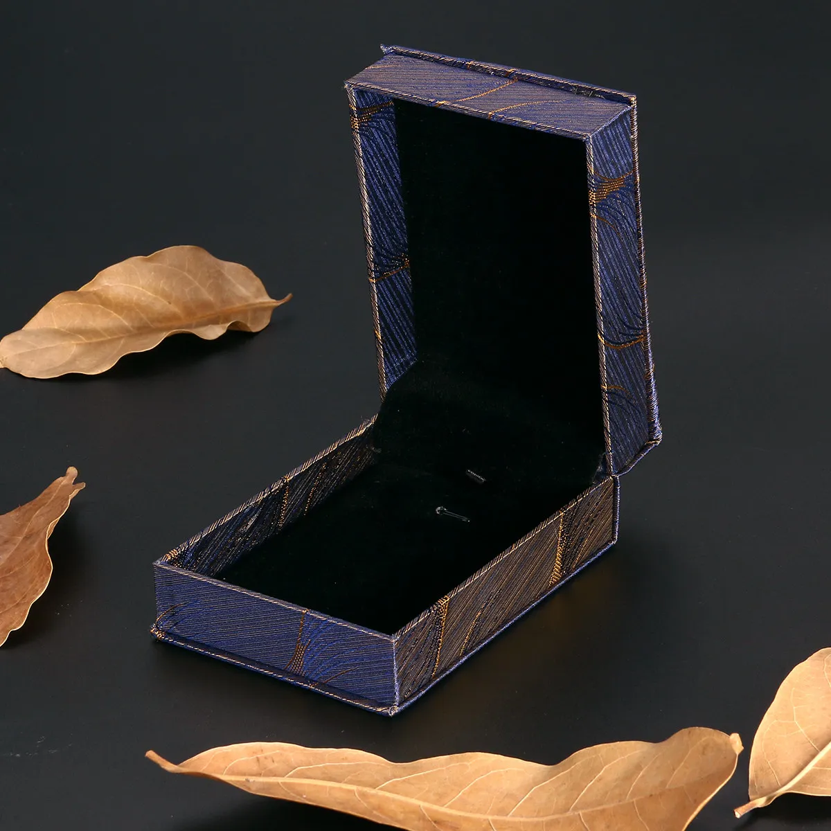 

Элегантная шкатулка для украшений с узором из парчи, большая коробка для хранения подвесок, с мягким внутренним покрытием, высококачественная подарочная упаковка для юбилеев