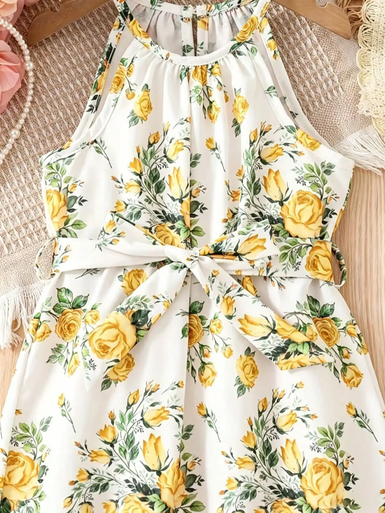 Mädchenkleid mit Blumenmuster, lässig, bequem, mit Rundhalsausschnitt, ärmellos, mit Taillenbund zum Binden, mittellanger Rock für Kinder. – Detail 7