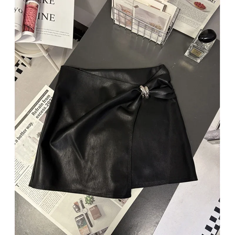 レディース ブラック PU レザー 非対称ヒップラップ ミニスカート、A ライン ストリートウェア、韓国デザイン、冬、レトロスタイル、デザインセンス