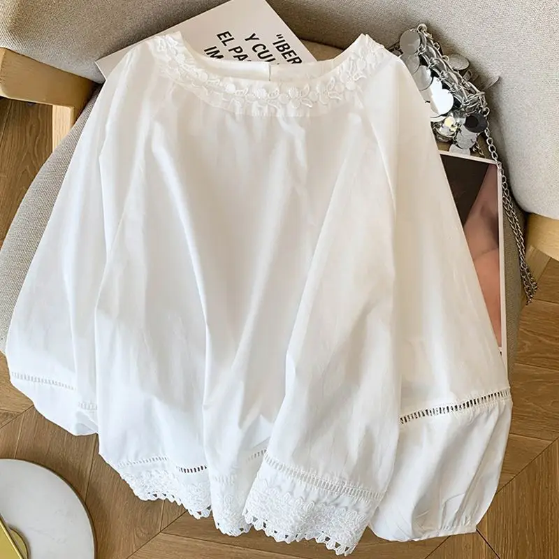 

Lace And Lace Patchwork White Shirt For Women 2026 Spring And Autumn New Round Neck Loose Long Sleeved Top