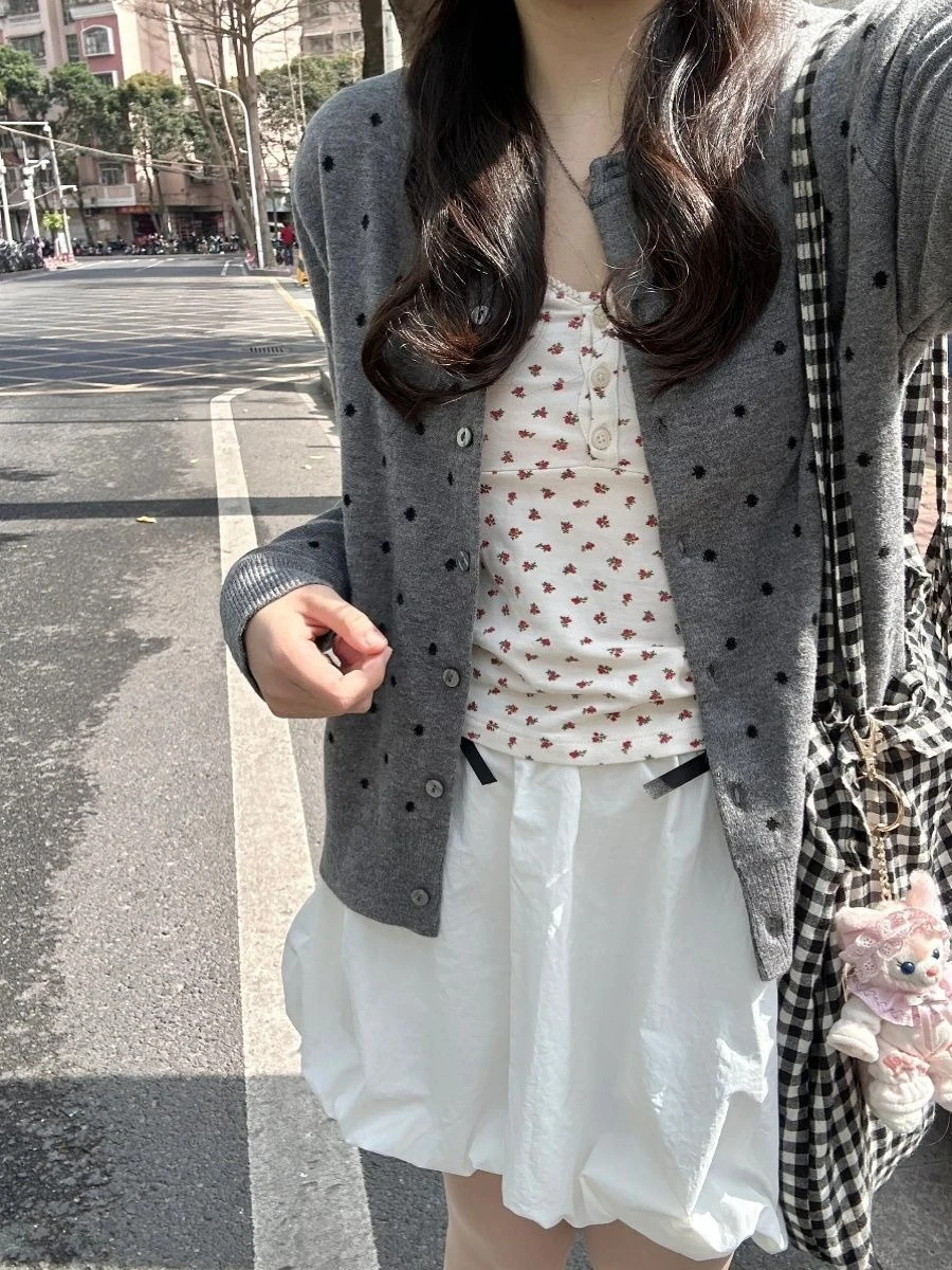 Krótki sweter damski w stylu Y2K, japoński vintage, dzianinowy, z długim rękawem, dekolt okrągły, casualowy, z ozdobnymi kropkami, dopasowany, zapinany na guziki, retro odzież damska.