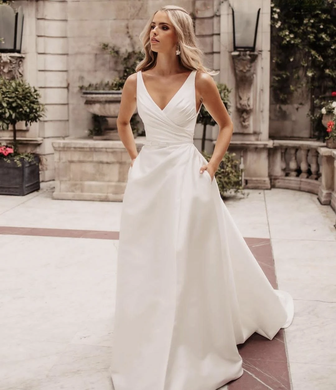 Robe de mariée élégante à col en V avec poche, robe de mariée en fibre avec train court pour les patients, tout ce qui est personnalisé sur les mesures, 2024