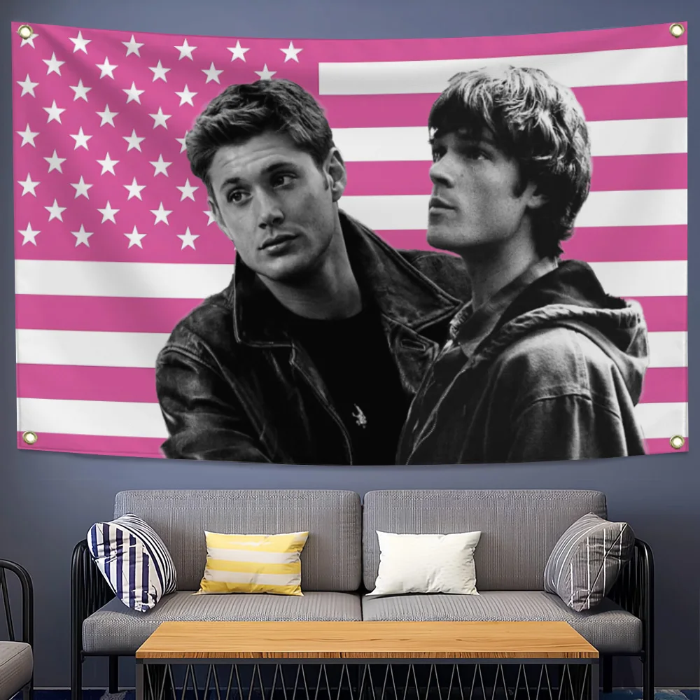 Dean Winchester Sam Winchester Wandteppich mit amerikanischer Flagge, lustiges Banner, Wandkunst, Friseursalon, Heimdekoration für Schlafzimmer, Garagendekoration