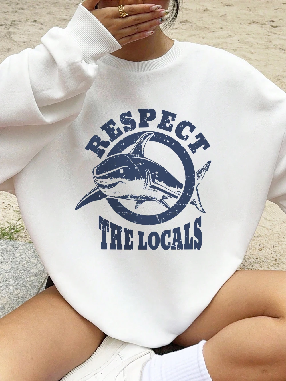 

Толстовка с принтом акулы Protect The Locals, женские зимние флисовые теплые толстовки с круглым вырезом, свободные топы, базовая спортивная женская одежда