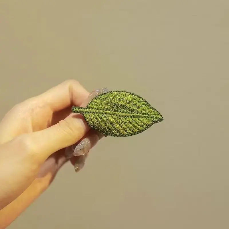4-Piece Set of Forest-Style Green Embroidered Leaf Hair Clips, Beautiful and Simple Fairy Stage Performance Photography Women's Hair Accessories