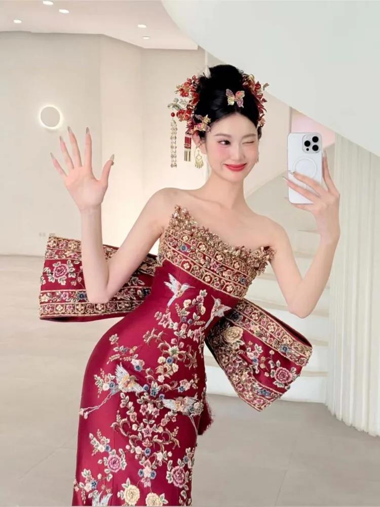 

New Chinese-style red strapless heavy embroidery wedding dress Indonesian cheongsam fishtail