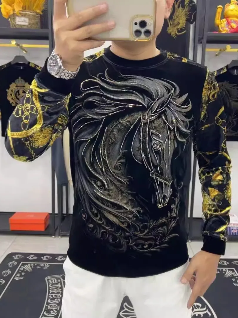 

Мужской черный бархатный свитшот с круглым вырезом, золотой вышивкой и стразами, приталенный крой, осень-зима, длинный рукав.