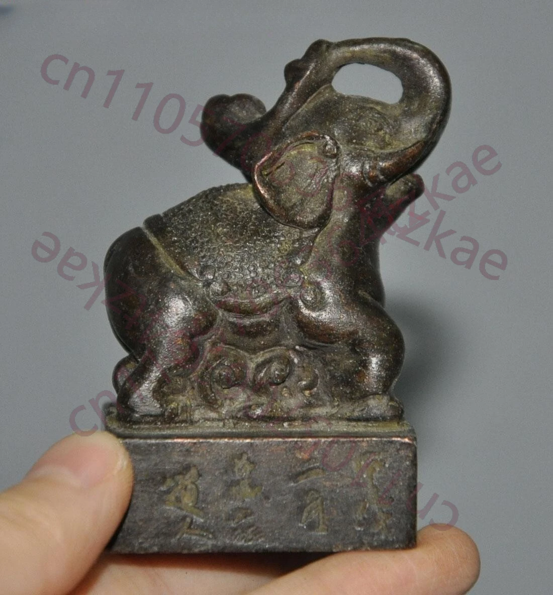 

2,6-дюймовая старинная китайская бронзовая статуэтка слона, символизирующая богатство, печать-печатка для подношений.