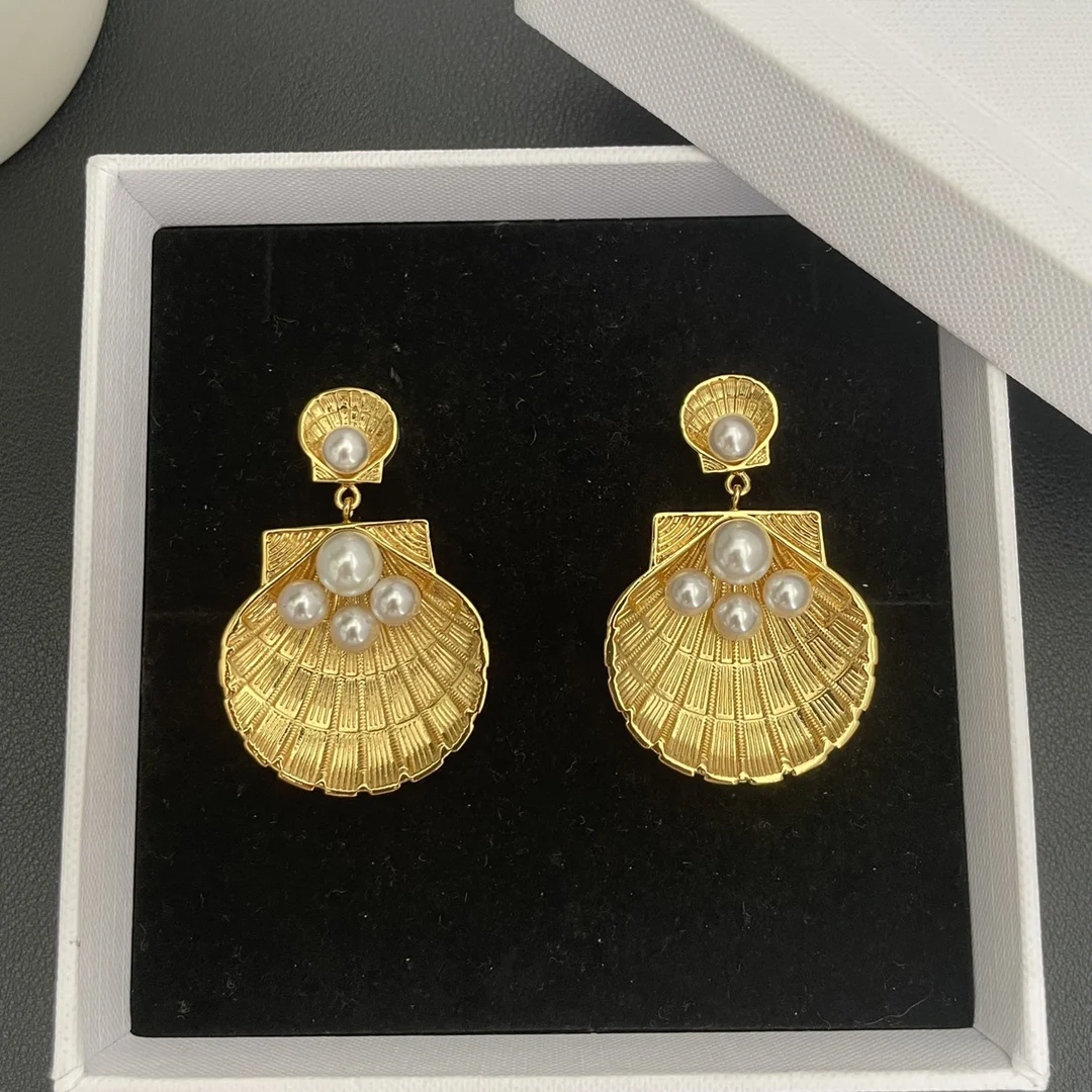 

Europe Fashion Shell Pearl Brass Plated 18K Gold Luxury Earrings Women Designer Romantic Delicate Jewelry Trend
