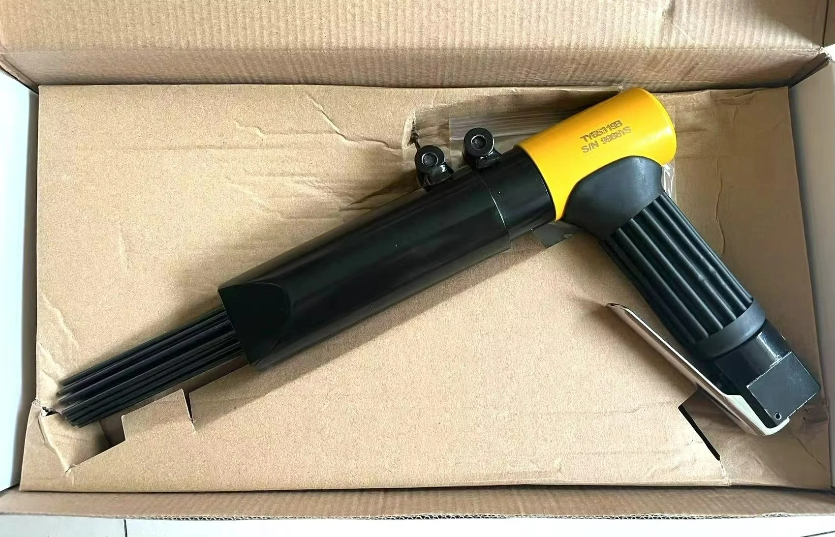 

TY65319B Professional Pneumatic Needle Scaler Pistol Grip with 19 Hardened Needles for Slag Removing, 2700 BPM