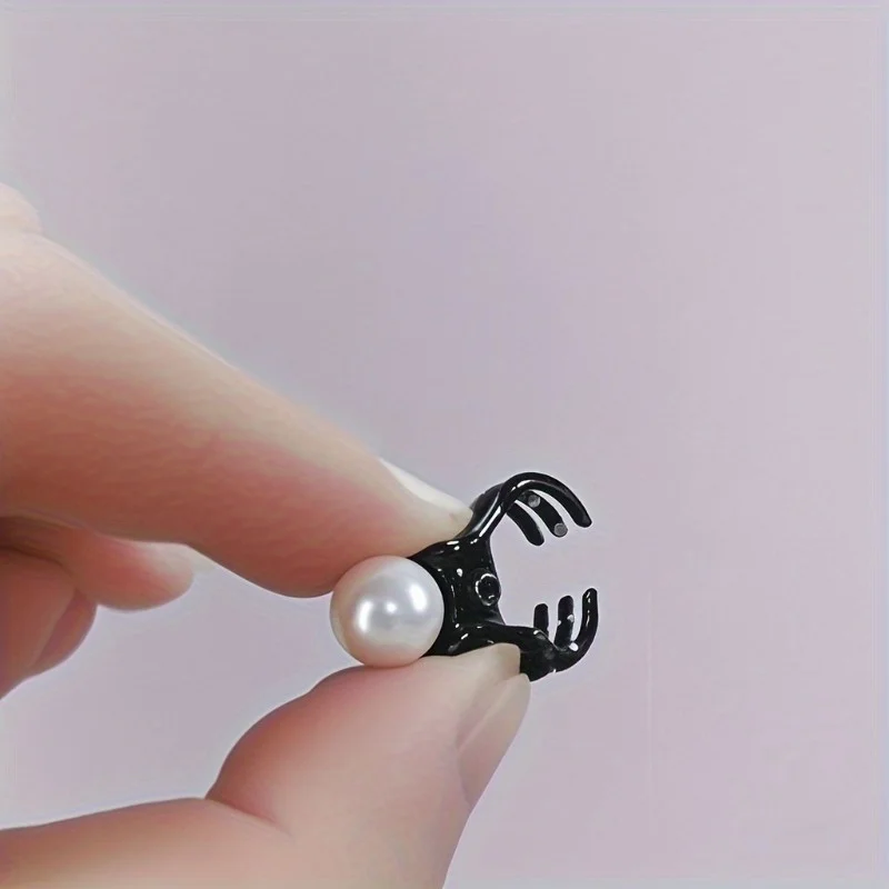A set of 7 fashionable faux pearl mini hair clips, specially designed for trendy women, perfect for princess-themed hairstyles. These small hair clips are ideal for and side hair styling, pairing well with playful and casual looks. - Detail 1