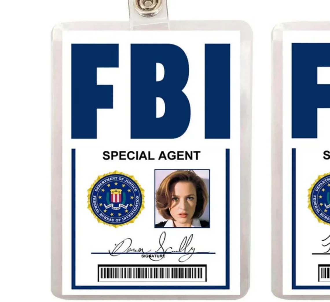 Set de 2 insignias coleccionables de X-Files: diseño de Dana Scully y Fox Mulder, del FBI. Ideal para los fans de la serie de televisión.