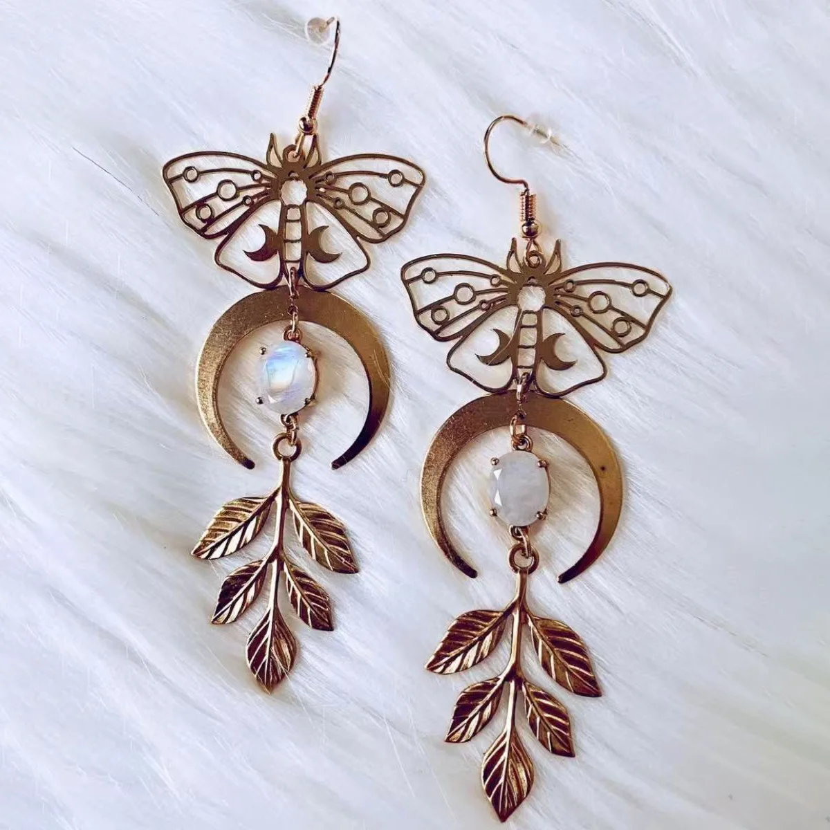 Bohemian Style Hollowed-Out Moth-Shaped Crescent Leaves Multi-Layered Cascading Ladies' Earrings, Suitable for Casual Vacations