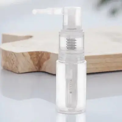 ขวดสเปรย์ผงแห้ง ภาชนะพลาสติกแบบเติมได้พร้อมพวยกาแบบยาวสำหรับจ่ายผงยา อุปกรณ์เสริมร้านตัดผม