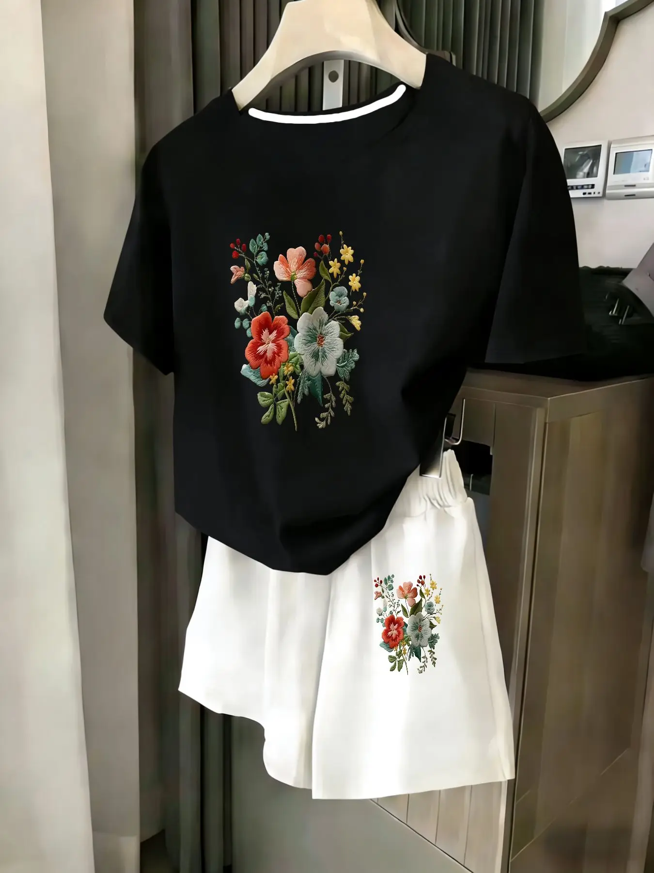 

Ladies 2-Piece Set Summer Beach Vacation Casual round Neck Short Sleeve Random Print T-Shirt Elastic Waist Shorts Suit Comfortab
