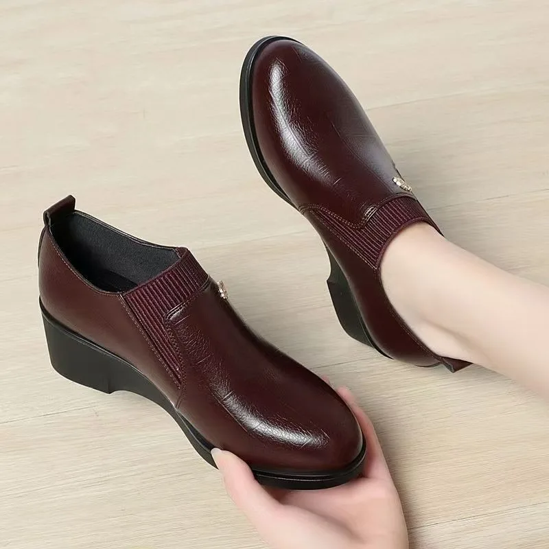 

Модные женские кожаные туфли на танкетке 2026 года: новая модель с мягкой подошвой, универсальные и удобные, однотонные, повседневные