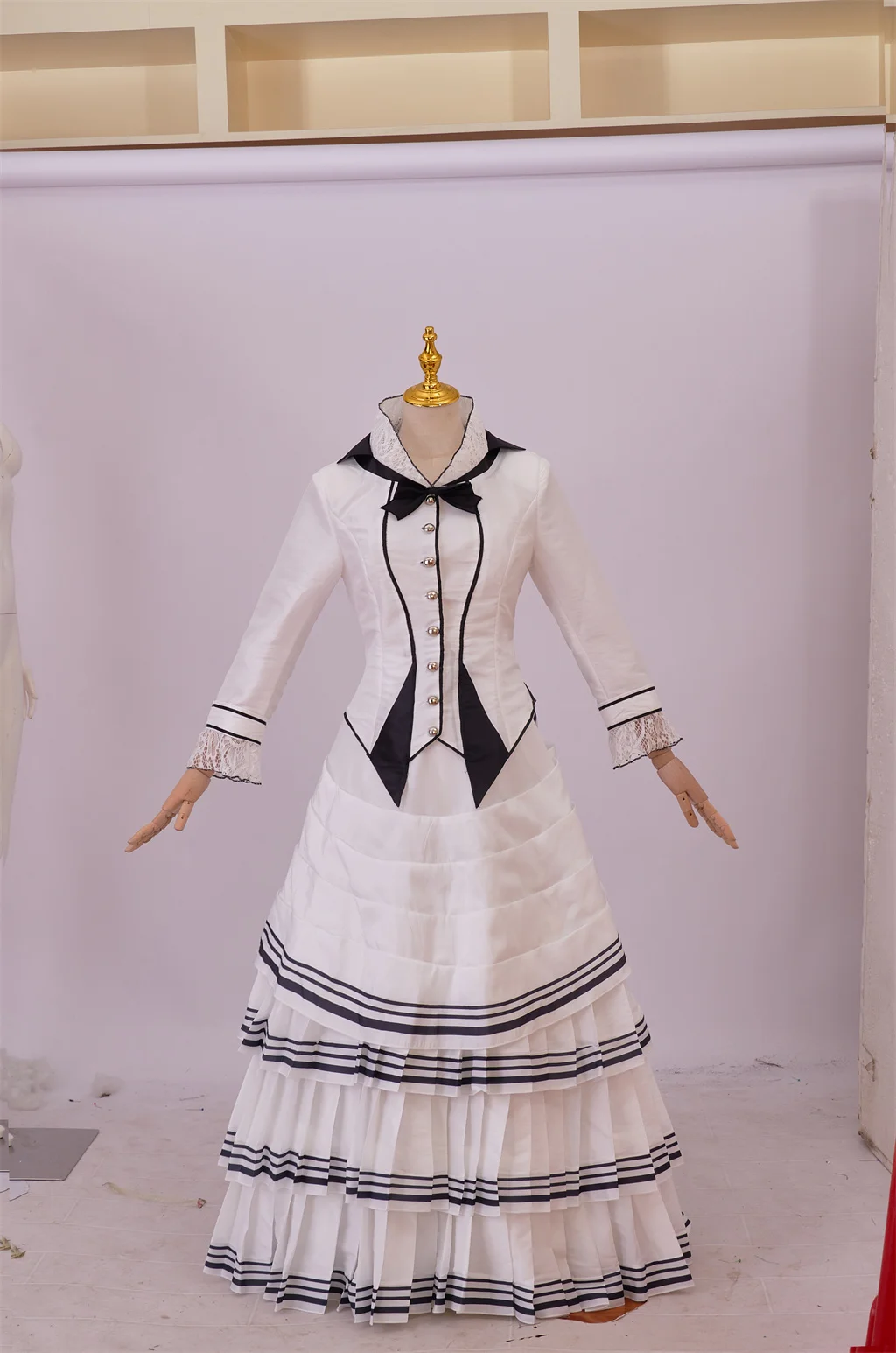 1860s Victorian White Bustle Ball Gown Civil War Southern Belle Ball Evening Dress Victorian Women\'s Walking dress