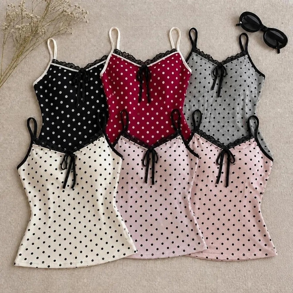 Stilvolles, schmal geschnittenes Polka-Dot-Cami-Top, dehnbares, ärmelloses Camisole mit Spitzenbesatz, atmungsaktives, gepolstertes Top mit Spaghettiträgern zum Überziehen. – Detail 4