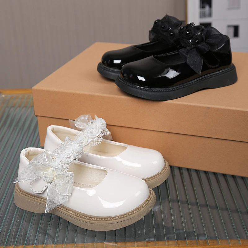 

Детские кожаные туфли для девочек, черные глянцевые, модные, с милыми кружевными бантиками, новинка 2026 года, повседневные, с круглым носком