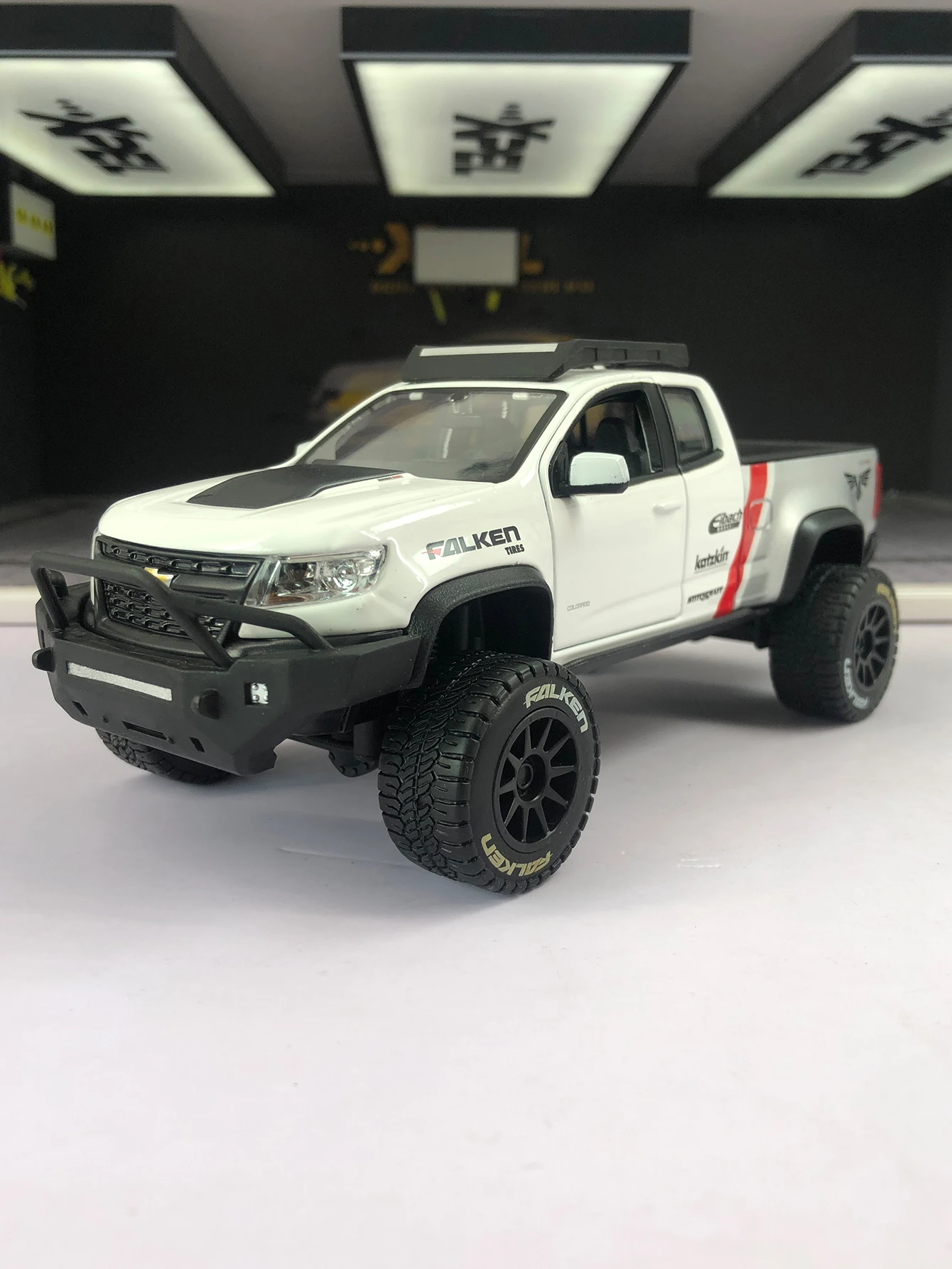 

Maisto 1:27 simulated zinc alloy 2017 Chevrolet Colorado ZR2 Off-Road model car, static ornament, metal collectible gift car