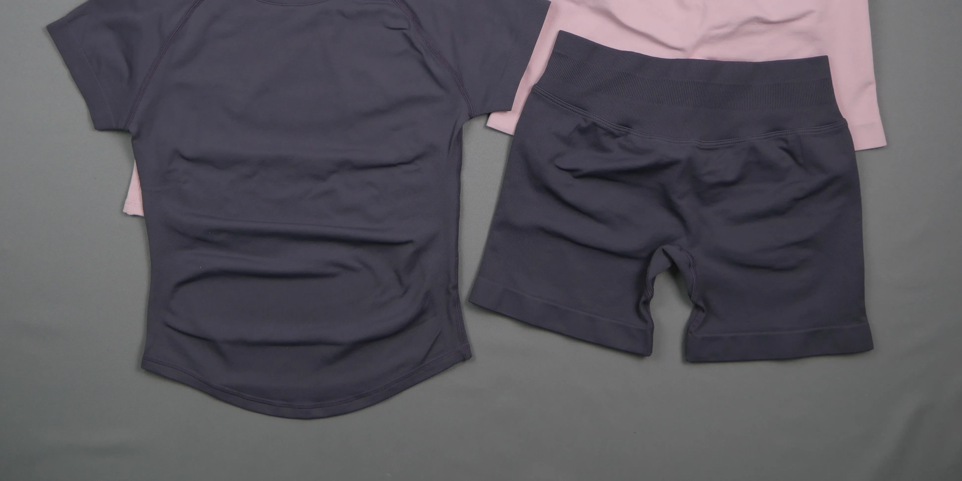 Nahtloses 2-Teiliges Sportset für Damen, Kurzarm-Oberteil, Hochtaillierte Shorts, Schnelltrocknend, Hochelastisch, Atmungsaktiv, für Yoga, Fitness und Workout – Detail 4