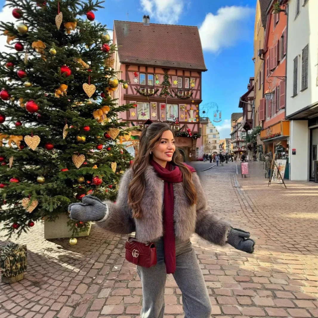 

Elegant Women's Winter Mink Fur Coat Round Neck Multicolor Female's Faux Fur Jacket Comfortable Hair Lady Artificial Fur Coat