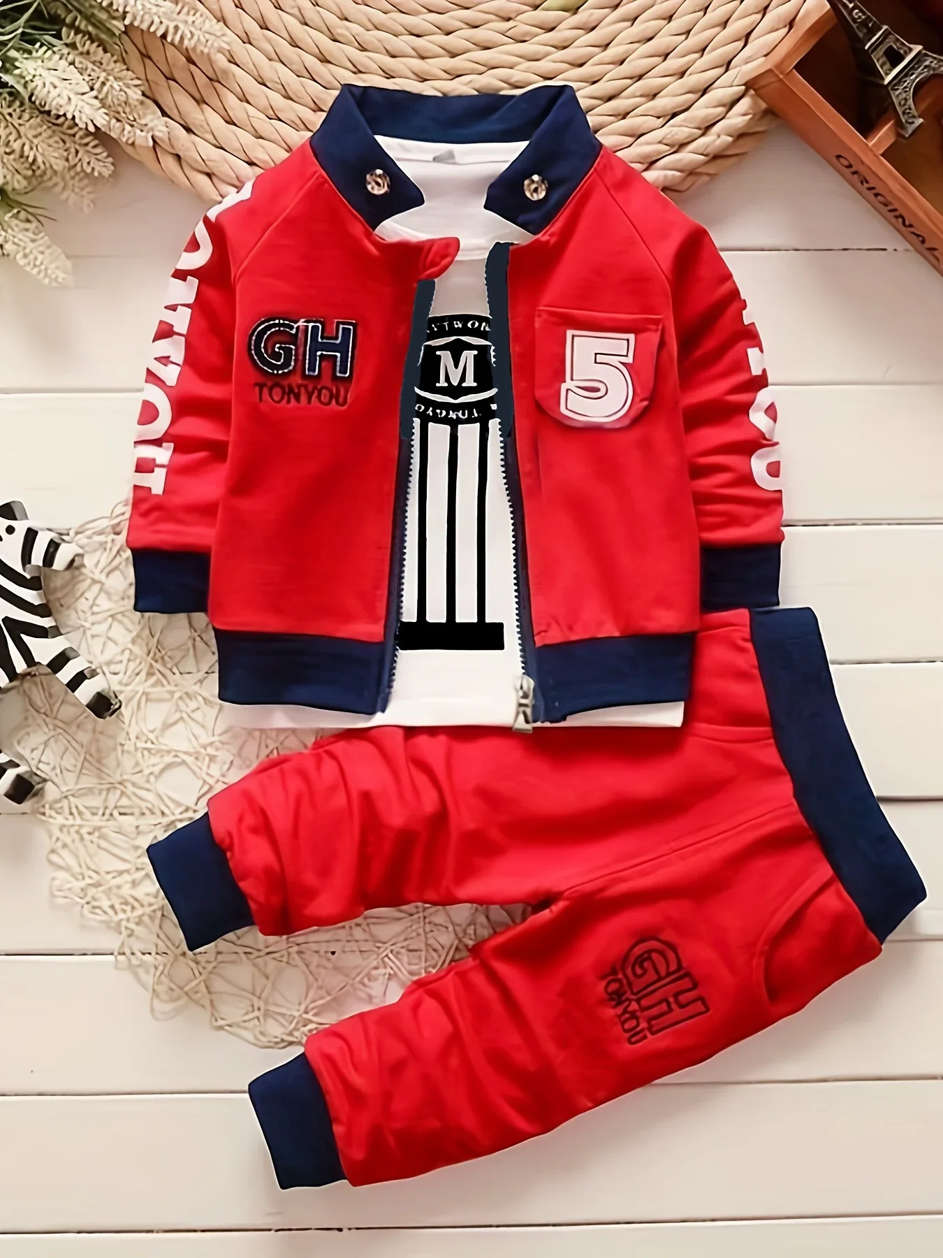 Weicher Baumwoll-Trainingsanzug für Kleinkinder, 3-teilig, mit Buchstaben-Grafik, Reißverschlussjacke, gestreiftes T-Shirt, Hose mit elastischem Bund, Sportoutfit für Kleinkinder – Detail 1