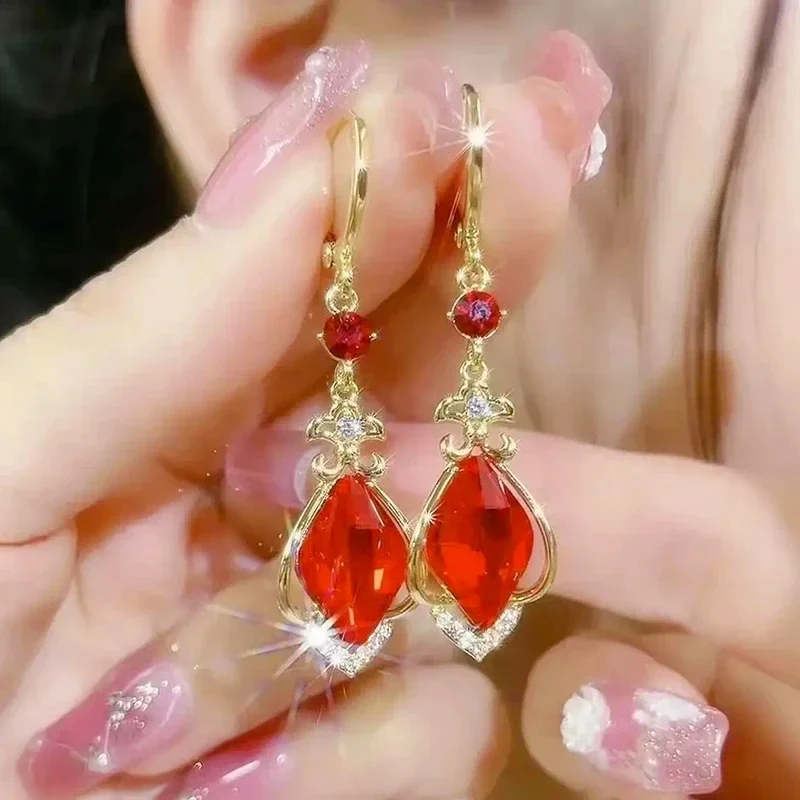 Anting-anting warna emas liontin tetesan air Zircon Rhombus merah untuk wanita baru elegan indah menawan hadiah pernikahan wanita Premium