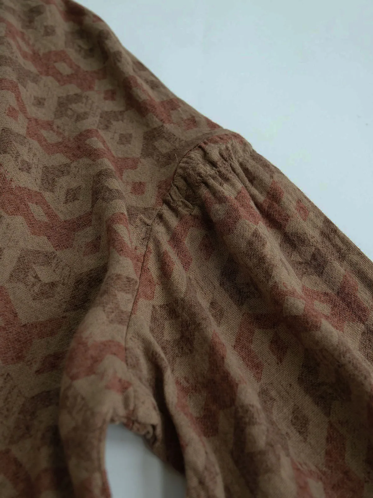 Camicia a maniche lunghe scozzese con maniche a lanterna francese Camicia da donna a maniche lunghe in filato di cotone retrò Colletto elastico Design Senso della maglietta ampia