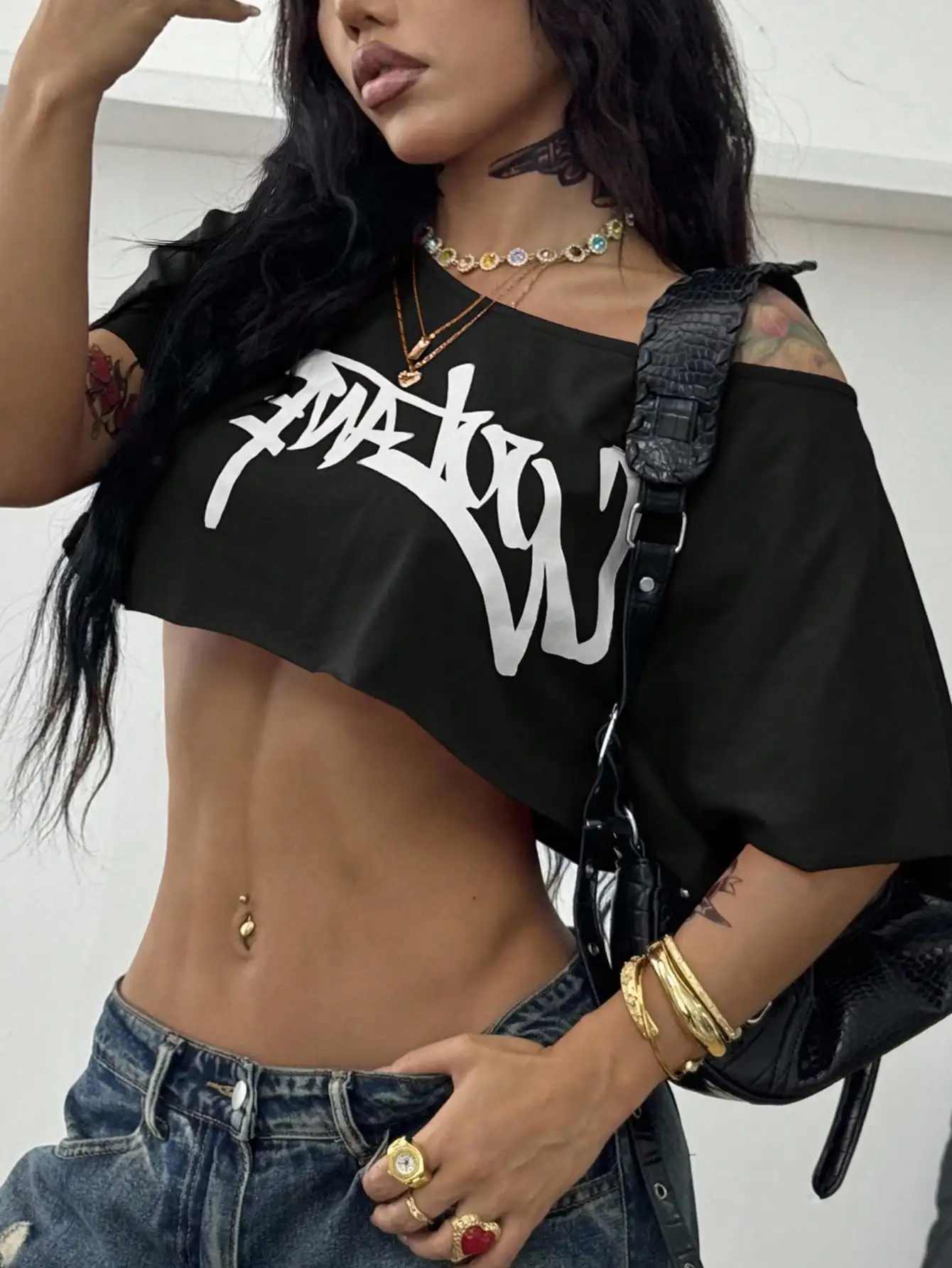 

Women's Off Shoulder Slouchy Cropped Graphic T-Shirt, Streetwear Black Top for Casual Going Out
