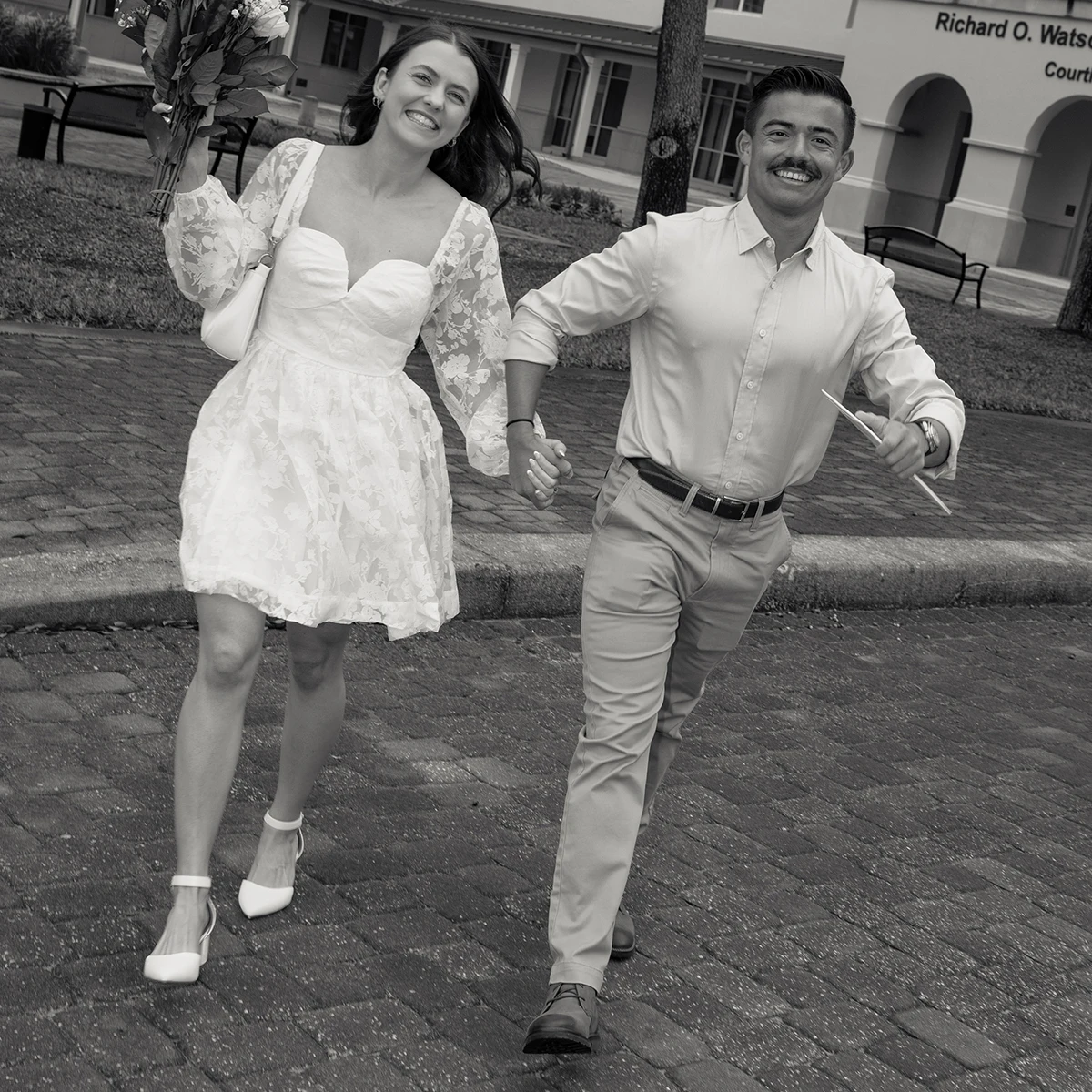 فساتين زفاف قصيرة الطول من الدانتيل على شكل قلب مخصصة مقاس كبير عاجي فوق الركبة وأكمام طويلة أسقف فستان زفاف رومانسي قصير