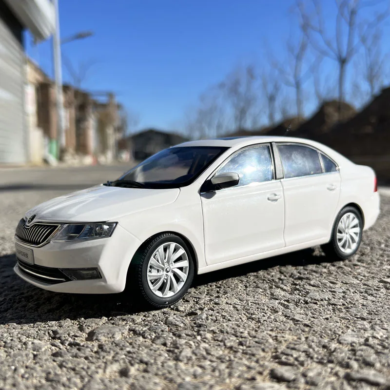 

Оригинальная модель 1:18, Skoda Rapid, покраска не так хорошая, модель автомобиля из сплава для демонстрации, подарков и коллекций