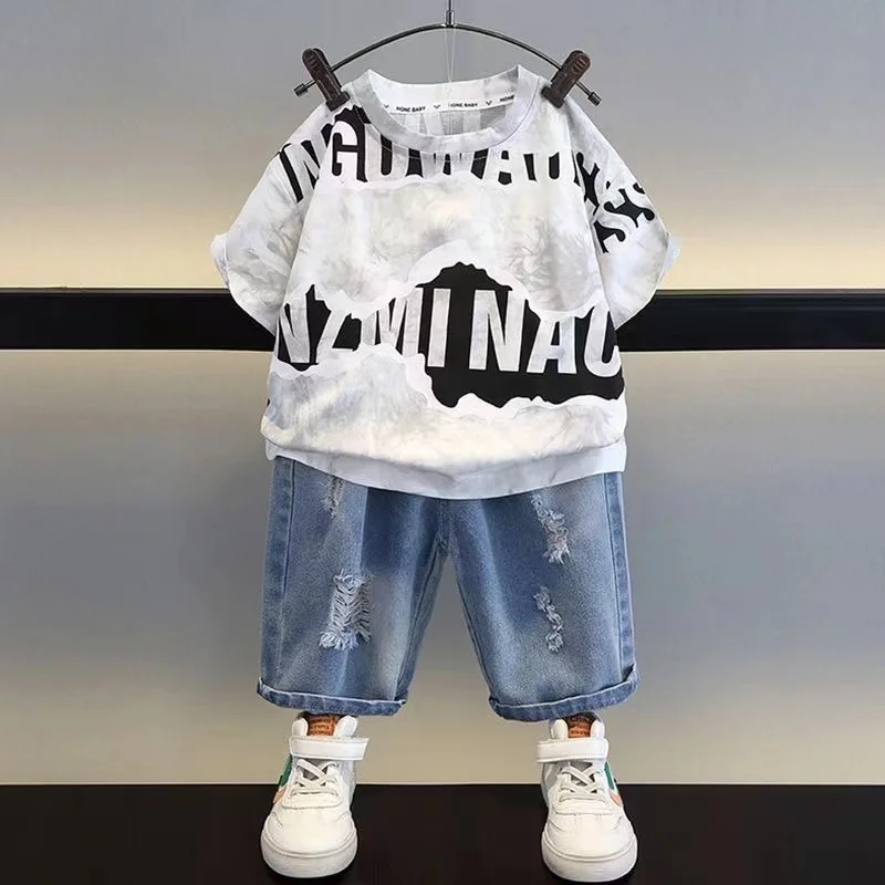 

Летние футболки-половеры с короткими рукавами и круглым вырезом с буквами + джинсовые шорты с дырками, одежда из двух предметов для маленьких мальчиков, детская спортивная одежда от 1 до 8 лет