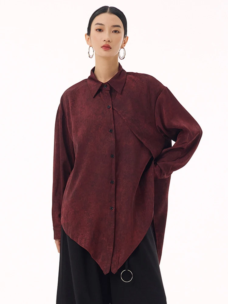 [EAM] Women Red Irregular Hem Back Slit Big Size Blouse New Lapel Long Sleeve Shirt Fashion Tide Spring Autumn 2025 1DH9230