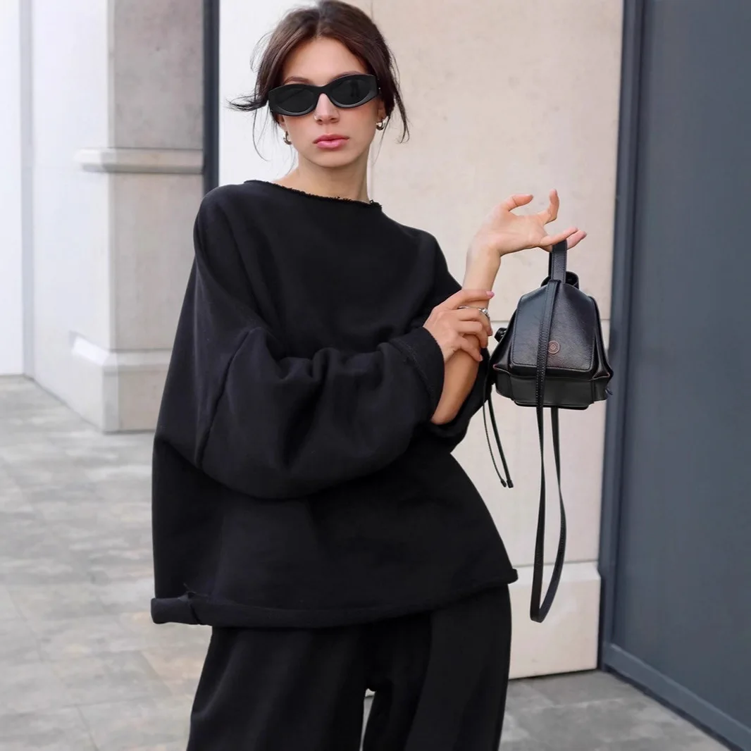 

Стильный осенний женский комплект из 2 предметов, однотонный женский свитшот с круглым вырезом и заниженными плечами, женские брюки с эластичной резинкой на талии и карманами