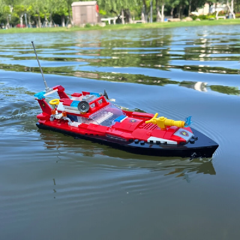 Novedad de verano, barco de bloques de construcción DIY con Control remoto RC, barco de Control remoto con detección de agua recargable, regalos, Juguetes