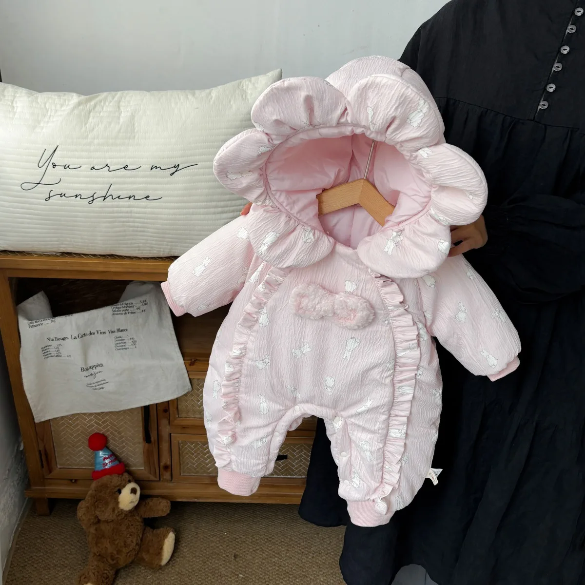 

Комбинезоны для маленьких девочек, зима 2025 года, утепленные теплые комбинезоны с капюшоном и цветочным принтом для маленьких девочек, парка с бантом, комбинезон для новорожденных девочек, комбинезон