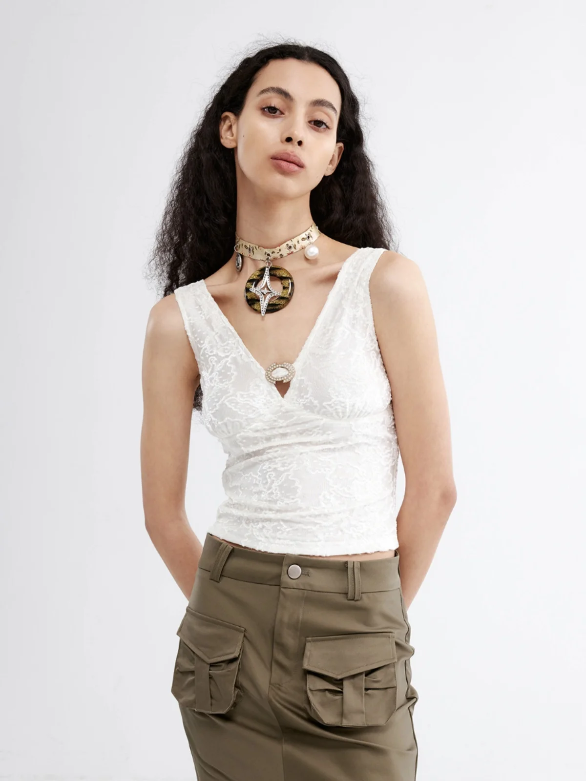 

Жилетка Jiuwu Park Original Design: белая, бархатная, с вышивкой, ретро, с пайетками, приталенная, облегающая, женская, модная