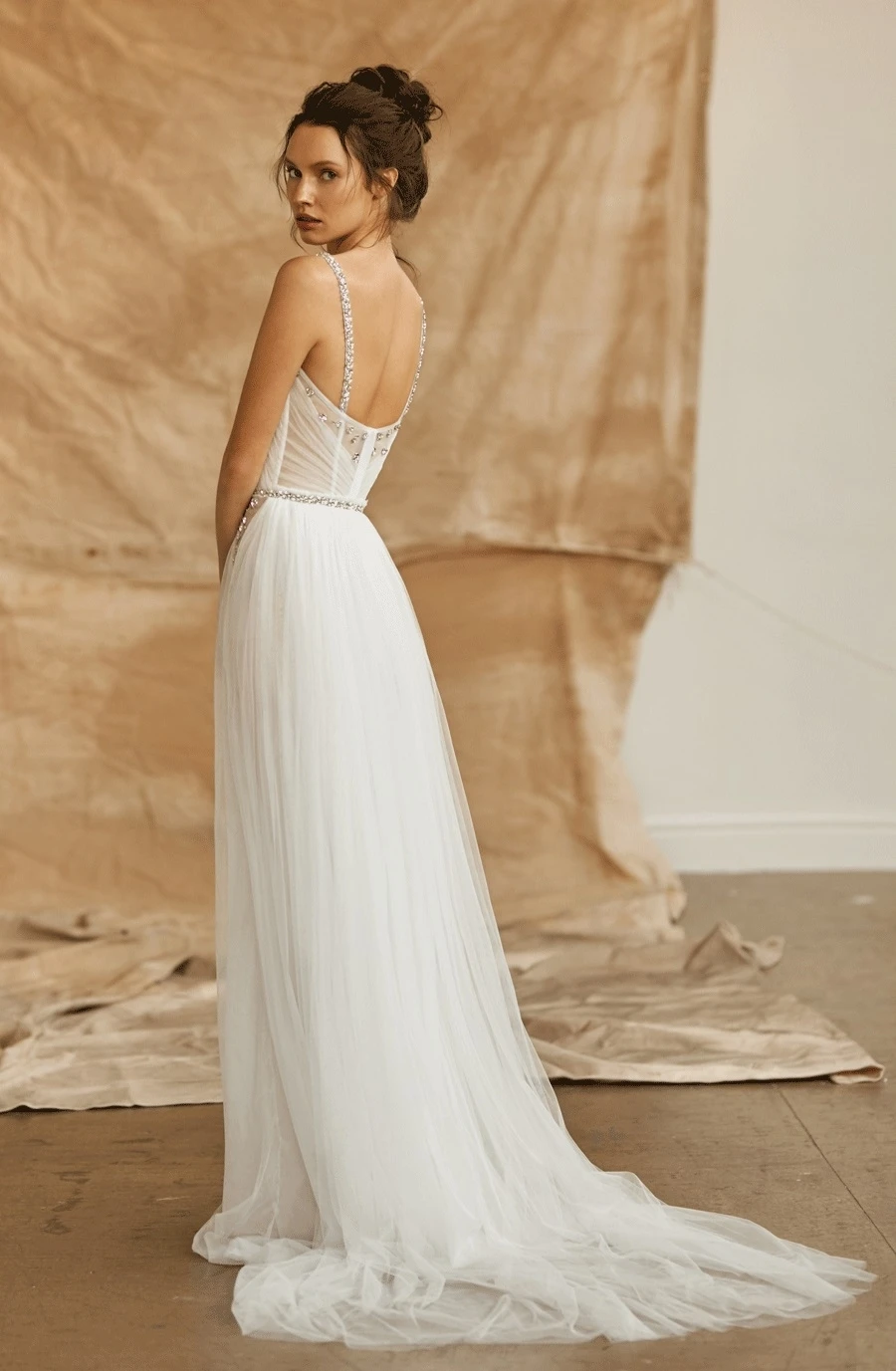 Elegante A-lijn trouwjurken spaghetti zachte tule met kralen mouwloze rugloze hofjurk op maat gemaakte grote maten bruidsjurken