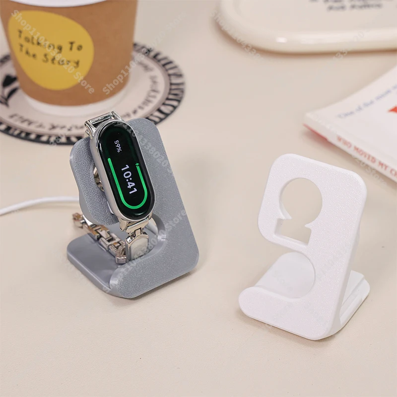 

Вертикальная зарядная подставка для Xiaomi Band 9 Pro — серо-белый держатель с гнездом для кабеля, нескользящая основа 7 см для настольной зарядки