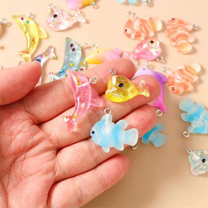20 Stück niedliche Anhänger in Form von Meerestieren, Fischen und Delfinen aus Harz, zum Basteln von Schmuck, Ohrringen, Halsketten, Armbändern und für DIY-Bastelarbeiten. – Detail 2