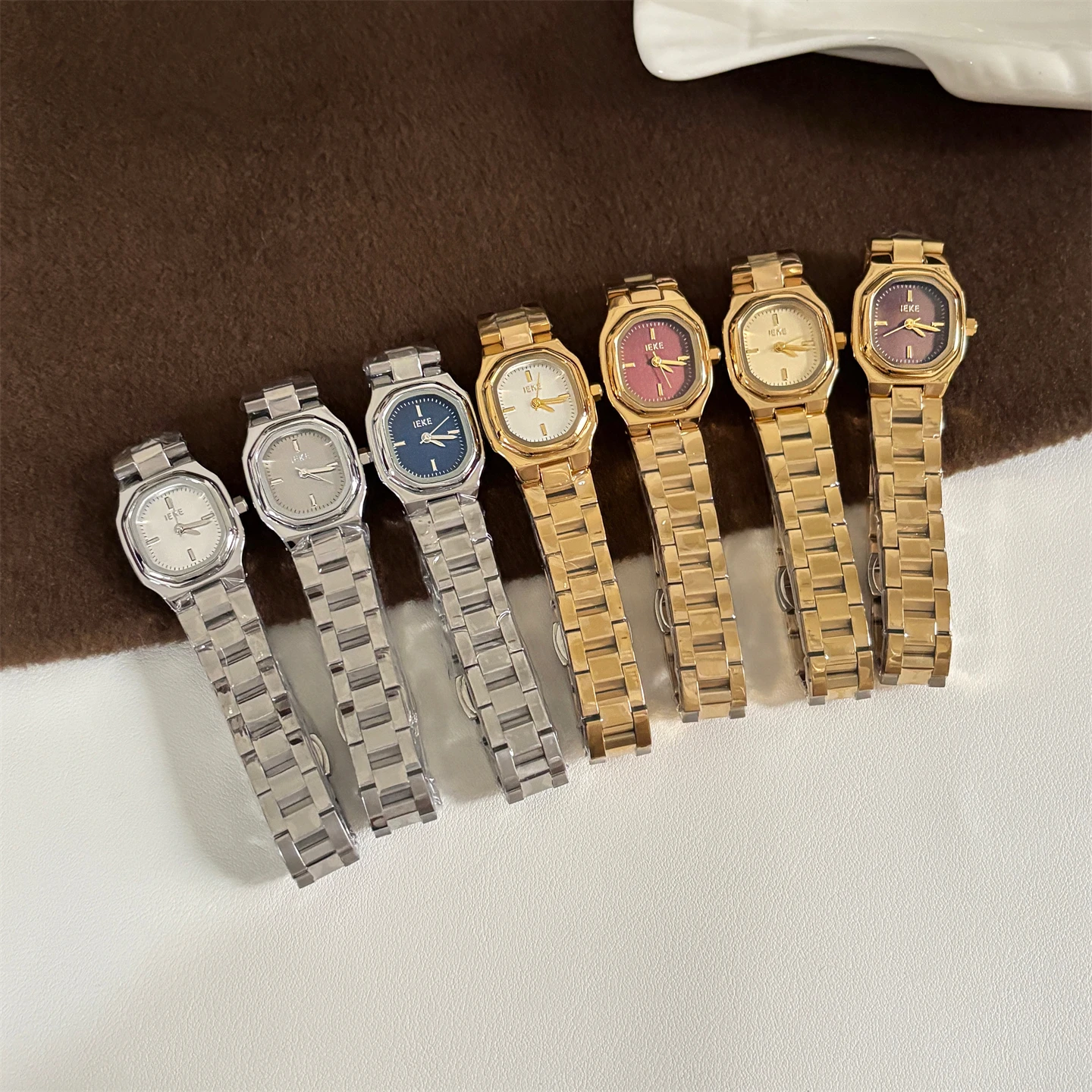 Zegarek retro z małą tarczą, elegancki, prosty i modny, złoty zegarek kwarcowy dla kobiet, prezent dla kobiet.