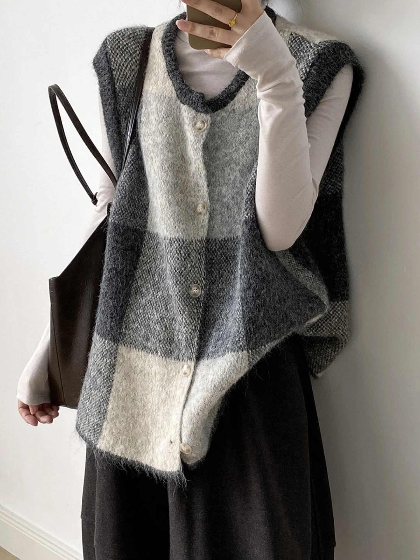 

Unique Color Blo Plaid Knitted Vest Single Button round Ne Retro Sle Svel Women's Top for Winter Season