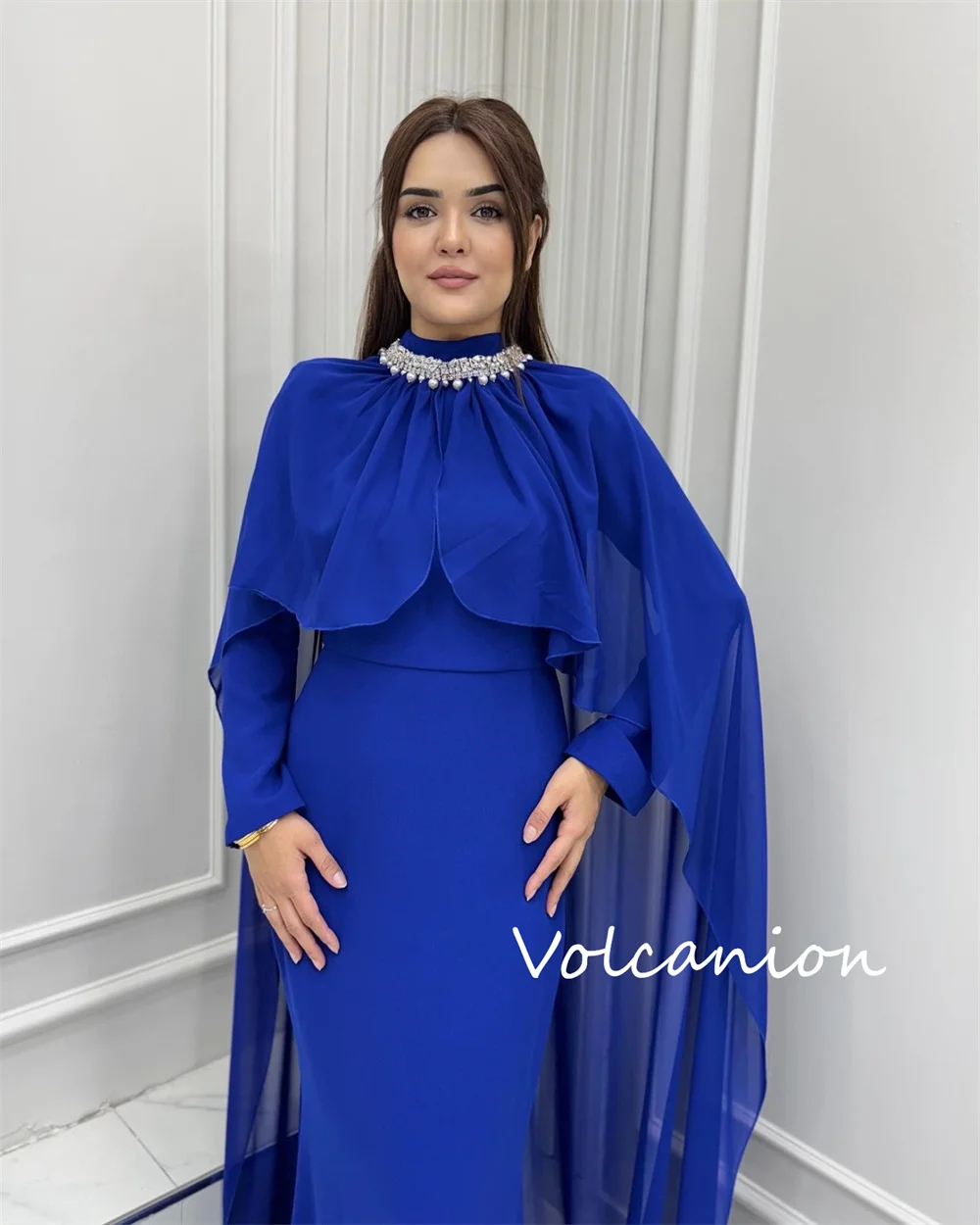 Szyte na miarę proste sukienki z plisami, cekinami, prostym krojem, wysokim kołnierzem i długim dołem, eleganckie, wysokiej jakości, na specjalne okazje.