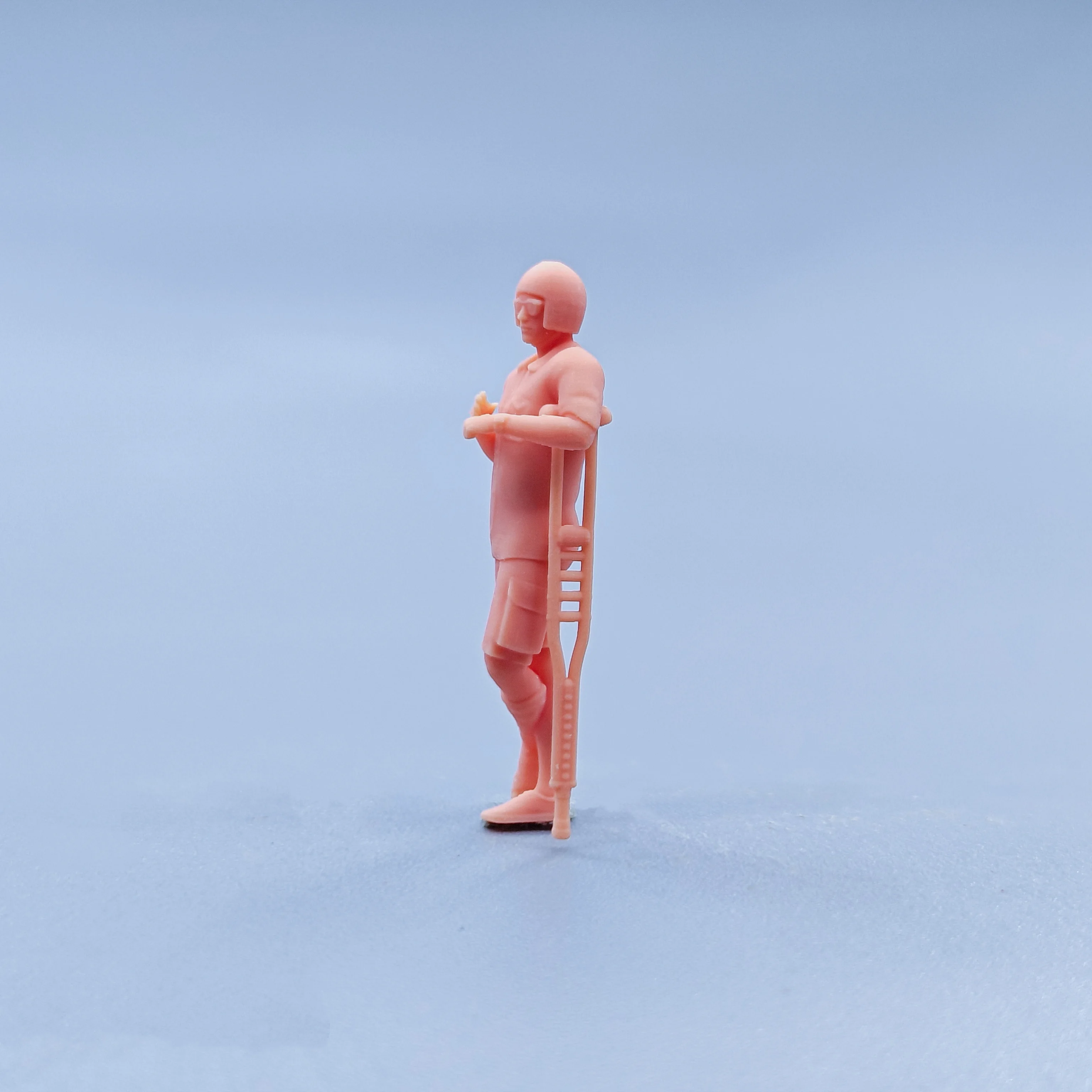 1/64 Figurines Scale Model Resin Injured on Crutches Uncolored Miniatures Diorama Hand-painted D734