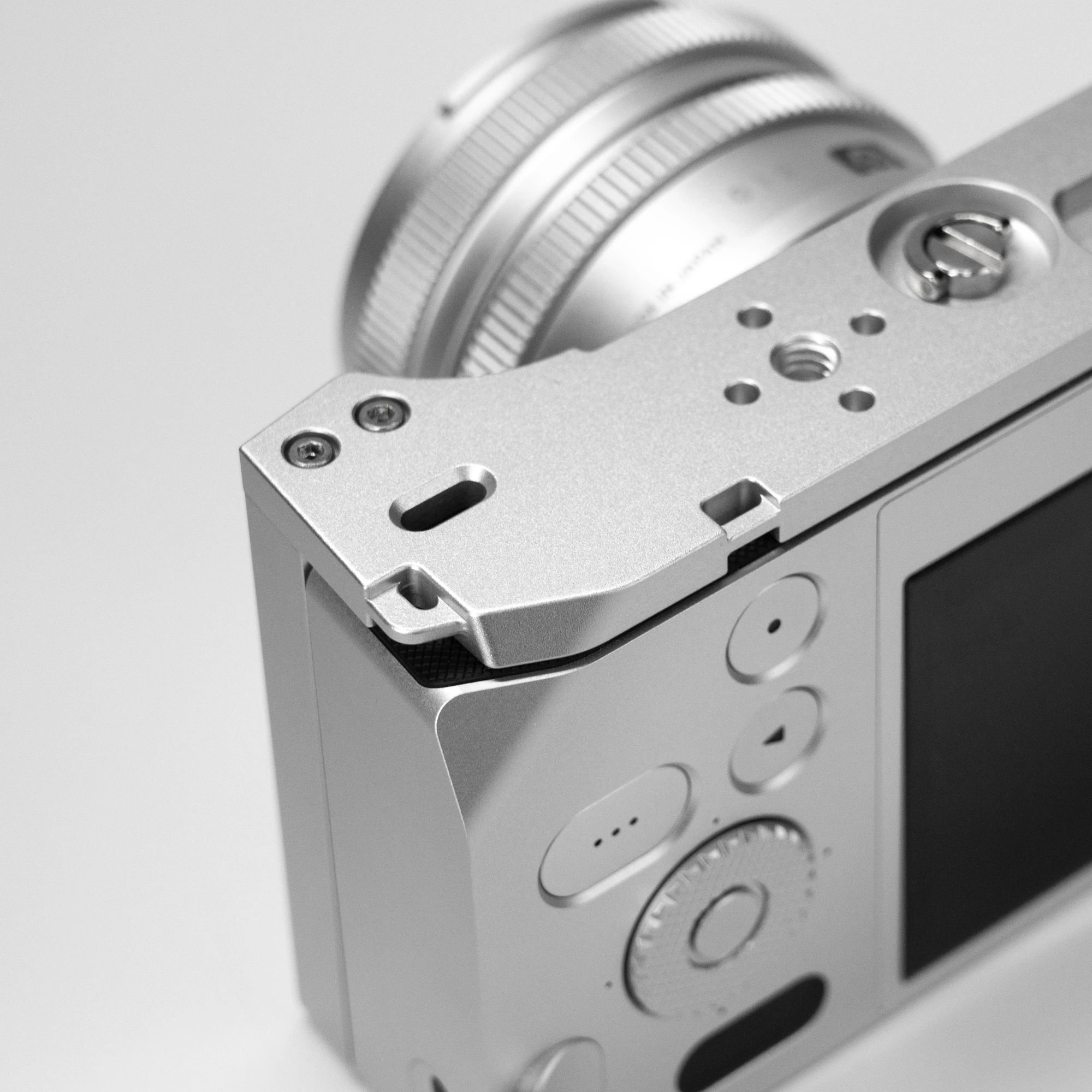 YUWOOD BF Kamerakäfig L-förmige Montageplatte mit Griff für Sigma BF Schwarz/Silber, Daumengriff mit Multifunktionsgurtloch – Detail 3